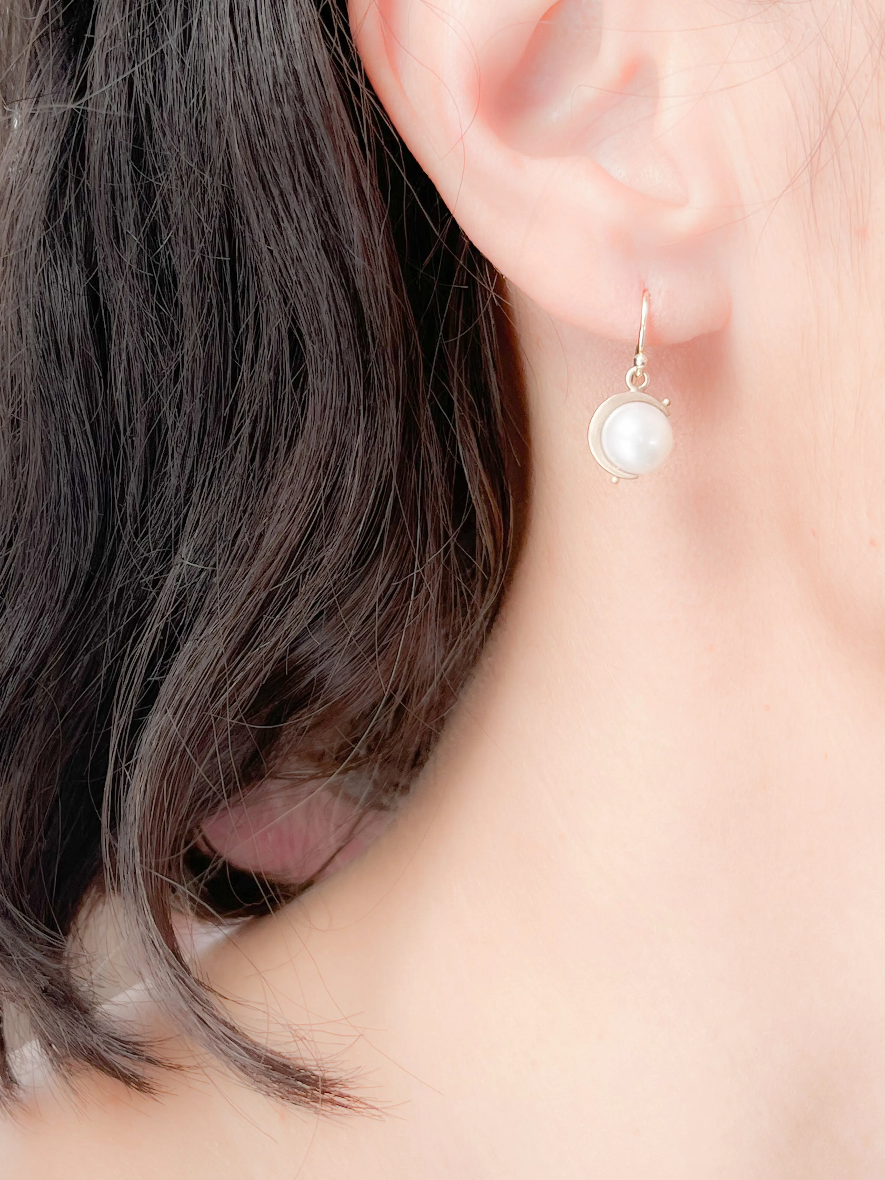 <!--ER413-->sliver moon pearl earrings